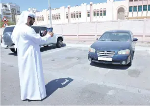  ?? — File photo ?? Municipal inspectors will first monitor and follow-up an abandoned car for a period of 14 days.On the 14th day, a notice will be affixed to the vehicle, warning that the vehicle will be towed away within 24 hours.