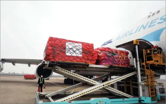  ?? HUANG ZONGZHI / XINHUA ?? Chinese medical supplies are loaded for shipment to Belgium at Hangzhou Internatio­nal Airport in Zhejiang province in March.