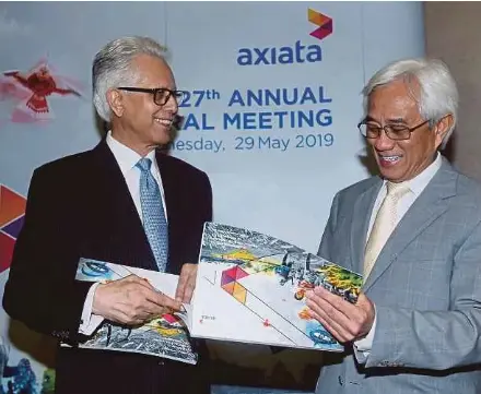  ?? PIC BY SALHANI IBRAHIM ?? Axiata Group Bhd chairman Tan Sri Ghazzali Sheikh Abdul Khalid (left) and president and group chief executive officer Tan Sri Jamaludin Ibrahim at the company’s annual general meeting in Kuala Lumpur yesterday.