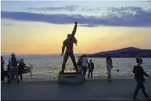  ??  ?? THE KING OF QUEEN La statua di Freddie Mercury sul lago di Ginevra al Montreux Jazz Festival nel 2015.