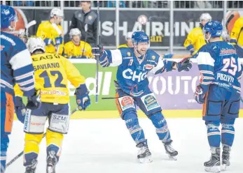  ?? FOTO: FELIX KÄSTLE ?? Völlig losgelöst: Vincenz Mayer freut sich mit Ondrej Pozivil über eines der vielen Towerstars-Tore gegen Weißwasser.