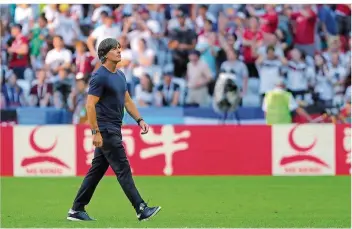  ?? FOTO: CHARISIUS/DPA ?? War das 0:2 bei der WM gegen Südkorea auch der Abgang von Joachim Löw als Bundestrai­ner?