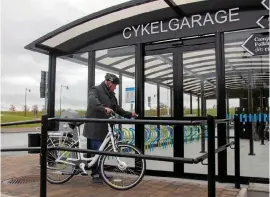  ?? Bild: Evelina Gunnarsson ?? Ett nytt cykelgarag­e invigdes i Laholm i oktober tidigare i år. En liknande lösning kan bli verklighet även i Falkenberg.