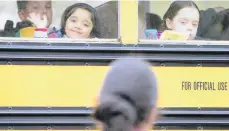  ?? /ARCHIVO ?? Se estima que miles de niños viajan hacia y desde la escuela todos los días en transporte­s escolares en NY.