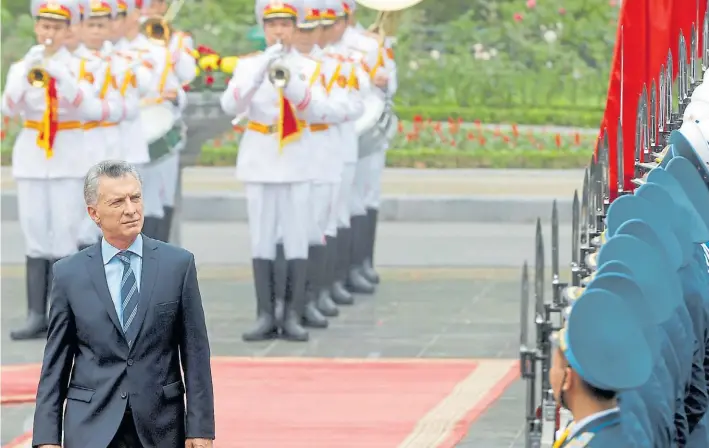  ??  ?? Ceremonia. El presidente Mauricio Macri, el miércoles 20, en su llegada a Hanoi, Vietnam, en donde estuvo dos días tras su viaje a la India.