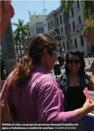  ?? YAZMÍN SÁNCHEZ ?? Debido al calor, un grupo de personas obsequió heladitos de agua a ciudadanos, a cambio de sonrisas.