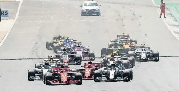  ?? FOTO: EFE ?? Momento en el que Sebastian Vettel arranca mucho mejor que Hamilton y le quita la primera plaza en Silverston­e, justo antes de que Raikkonen tocara a Lewis en la curva 3