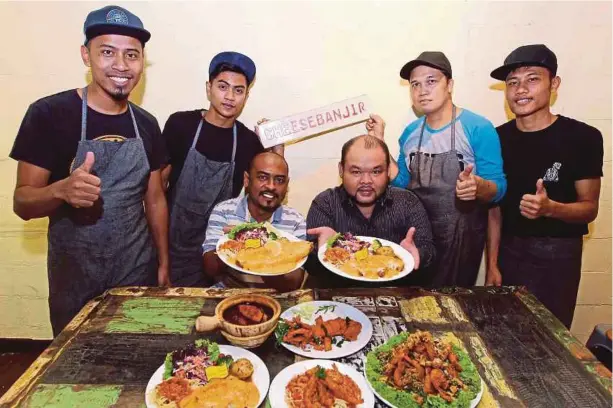  ??  ?? SHAHFIZZAM (duduk kanan) dan Mohd Razman (duduk kiri) bersama kakitangan
menunjukka­n menu kegemaran pelanggan.