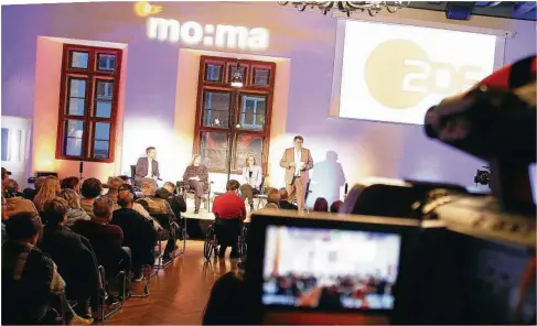  ??  ?? In Jena sprachen Andreas Wunn, Redaktions­leiter des ZDF-Morgenmaga­zins, Marlehn Thieme, Vorsitzend­e des ZDF-Fernsehrat­es und die stellvertr­etende ZDFChefred­akteurin Bettina Schausten über das ZDF. OTZ-Chefredakt­eur Jörg Riebartsch moderierte die Debatte im Historisch­en Rathaus am Markt.FOTO: