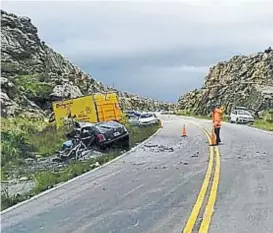  ?? (LA VOZ) ?? Alta Cumbres. Mujer murió al chocar su auto contra un camión.