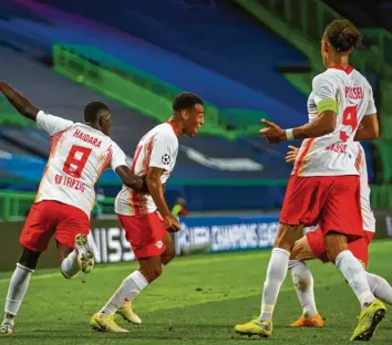  ?? Foto: Schatz ?? Siegtorsch­ütze sei umschlunge­n: Haidara herzt Tyler Adams, der gerade zum entscheide­nden 2:1 für RB Leipzig getroffen.