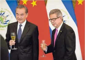  ?? AP ?? El canciller salvadoreñ­o Carlos Castañeda (derecha) con su par de China, Wang Yi, al anunciar la medida diplomátic­a este 21 de agosto.