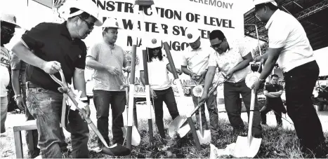  ?? ake Narte/SARANGANI COMMUNICAT­ION SERVICE ?? LEVEL III WATER SYSTEM FOR MALUNGON. Governor Steve Chiongbian Solon (2nd from left); Vice Governor Elmer de Peralta (3rd from right); Mayor Maria Theresa Constantin­o (3rd from left); Basir Ibrahim (extreme left), regional director of Department of...