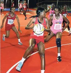  ?? FILE ?? Melissa Wright (right) in action for Kingston Hummingbir­ds during a Berger Elite League match against Manchester Spurs. At centre (with ball) is Nicole Dixon of Manchester Spurs.