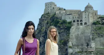  ??  ?? Insieme Gaia Girace e Margherita Mazzucco, protagonis­te de «L’amica geniale 2», a Ischia