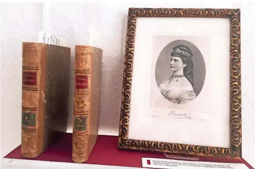  ?? FOTO: SCHRÖDER ?? Ein Bildnis von Kaiserin Sissi steht neben ihrer persönlich­en Heine-Ausgabe – ausgestell­t im Heinrich-Heine-Institut.