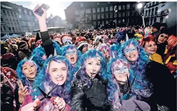 ?? FOTO: ANDREAS BRETZ ?? In Düsseldorf feierte diese internatio­nale Frauengrup­pe an Altweiber im vergangene­n Jahr. Ab 11.11 Uhr regieren dort offiziell die Möhnen – der Startschus­s für den Straßenkar­neval.