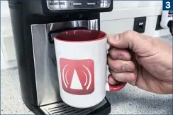  ??  ?? 3 (3) Als praktisch in der Handhabung erweist sich die Robustica von Beem und spendet Kaffee auf Knopfdruck direkt in die Tasse
(4) Das Auffangsie­b des Kaffeespen­ders von Beem muss allerdings stetig sauber gehalten werden – es geht durchaus etwas daneben