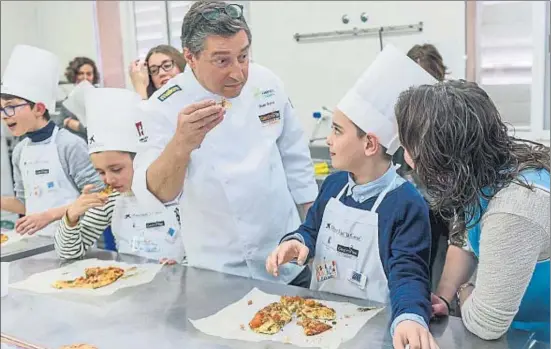  ?? JOAQUÍN ZAMORA / ASTEAMUR ?? Joan Roca va ensenyar a preparar pizza i consomé a un grup de nens amb síndrome de l’espectre autista en un dels tallers de Gastrotea