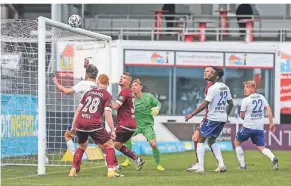  ??  ?? Das wäre das 1:1 gewesen, doch der Kopfball von Assani Lukimya geht gegen die Latte.