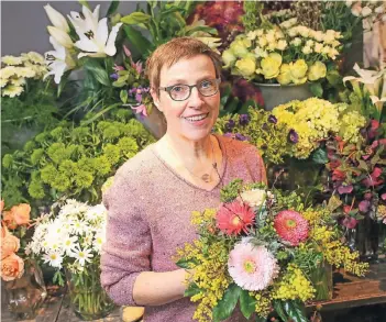  ?? FOTO: HANS-JÜRGEN BAUER ?? Margarete Kronenberg hat sich in ihrem Krefelder Geschäft „Blumen Kronenberg“darauf spezialisi­ert, so gut wie jeden Kundenwuns­ch umzusetzen. Deshalb sieht sie die Discounter auch nicht als Konkurrenz.