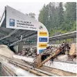  ?? FOTO: DPA ?? Schutt bedeckt die Bob- und Rodelbahn am Königssee.