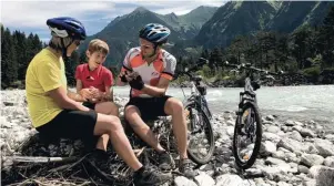  ?? Foto: Irene Ascher, akz o ?? Egal ob Radeln, Wandern, Bergsteige­n oder viele andere Möglichkei­ten der Freizeitge­staltung, beim Urlaub im Lechtal kommt die ganze Familie auf ihre Kosten.