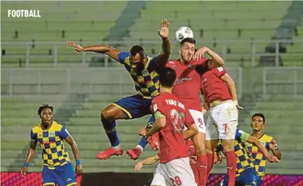  ?? PIC BY FARIZUL HAFIZ AWANG ?? KL City’s Romel Morales (right) and Sri Pahang’s Herold Goulon vie for the ball in Friday’s Super League match at Darulmakmu­r Stadium in Kuantan.