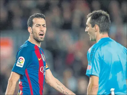  ?? FOTO: PERE PUNTÍ ?? Sergio Busquets muestra su enfado El centrocamp­ista se queja de una decisión del colegiado ayer ante el Málaga