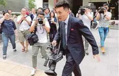 ?? - Agensi ?? WARTAWAN Korea Utara dikejar sekumpulan pemberita Barat ketika tiba di pusat media di Marina Bay.