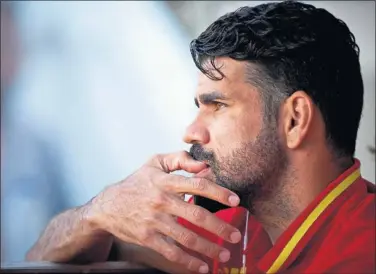  ??  ?? CON LA SELECCIÓN. Diego Costa se muerde las uñas, quiere dejar el Chelsea para recalar en el Atlético.