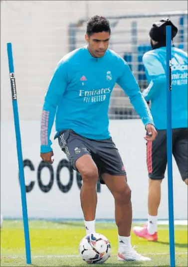  ??  ?? Varane conduce un balón durante el entrenamie­nto del Real Madrid, ayer en Valdebebas.
