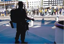  ?? ADOLPHE PIERRE-LOUIS/JOURNAL ?? An armed man, accompanie­d by two children, faced off against a crowd of counterpro­testers at Civic Plaza on Sunday. The counterpro­testers had gathered in opposition to a “White Lives Matter” rally that didn’t happen.