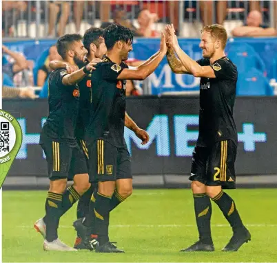  ??  ?? FIGURA. El delantero mexicano fue felicitado por sus compañeros en el duelo ante el Campeón de la MLS.