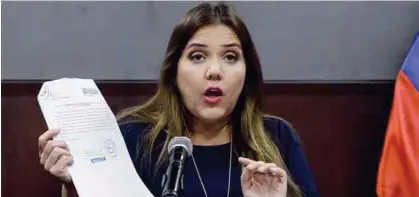  ??  ?? TRABAJO. La vicepresid­enta, María Alejandra Vicuña, se quedó sin funciones el lunes.