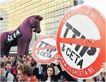  ??  ?? Nevladine udruge upozoravaj­u da su CETA i TTIP trojanski konji koji profit stavljaju iznad građana