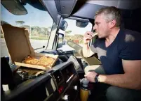  ??  ?? Sébastien profite d’une des pizzas offertes aux routiers par la société d’exploitati­on. (Photos Clément Tiberghien)