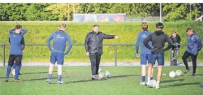  ?? FOTO: LARS FRÖHLICH ?? Beim Training mussten die Dinslakene­r Abstand halten. Dennoch hatten alle Spaß.