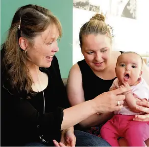  ??  ?? Pure Insight Mentor Jennette Sains with Claire Bryan and her baby Holly