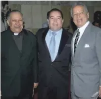  ?? FUENTE EXTERNA ?? Gente. Monseñor Rafael Bello Peguero, René Fortunato y Arístides Incháusteg­ui, en el Teatro Nacional, el 30 de marzo de 2009.