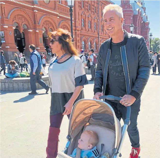  ??  ?? Con su hijo Mirko y Lisy Tagliani en Rusia: la fórmula simple de alejandro Wiebe para coronarse en las noches de los domingos