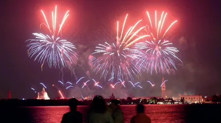  ??  ?? Luci I fuochi d’artificio del Redentore: sabato sera lo spettacolo