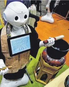  ?? FOTO: ANGELA KÖHLER ?? Skurrile Trauerbewä­ltigung: Roboter „Pepper“soll auf Beerdigung­en zum Einsatz kommen – und Priester ersetzen.