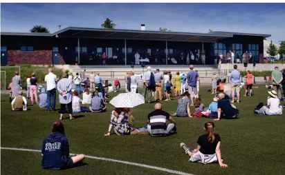  ?? FOTOS (2): ACHIM BLAZY ?? Ökumenisch­er Gottesdien­st zu Fronleichn­am auf dem Sportplatz in Metzkhause­n.