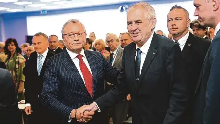  ?? FOTO ČTK ?? Vladimír Dlouhý a Miloš Zeman. Prezident České republiky včera ocenil Hospodářsk­ou komoru ČR mimo jiné za pořádání zahraniční­ch obchodních misí.