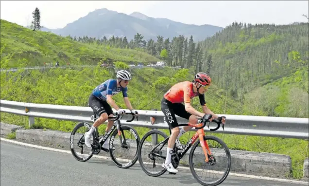  ?? ?? Juan Ayuso sigue la rueda de Carlos Rodríguez en la 6ª etapa de la Itzulia, camino de Eibar.