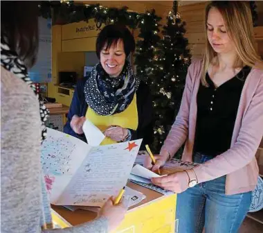  ?? Fotos: Sarah Schött ?? Nur dank vieler fleißiger Helfer können die rund 26 000 Briefe, die pro Jahr in St. Nikolaus ankommen, auch alle beantworte­t werden.