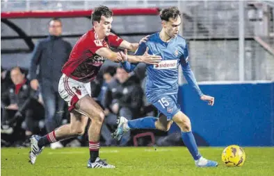  ?? CARLOS GIL-ROIG ?? En la primera vuelta Francho persigue a Álvaro Núñez en el partido ante el Amorebieta en Lezama. -