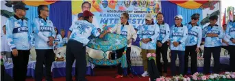  ?? Public Communicat­ions Unit photo — Sarawak ?? Abang Johari receives a ‘wau bulan’ as a memento at the closing of Kabong Internatio­nal Kite Festival 2024.