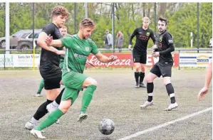  ?? RP-FOTO: KLAUS-DIETER STADE ?? Der TuS Kranenburg (schwarze Trikots) steckt nach dem 1:3 gegen SF Broekhuyse­n II weiter tief im Abstiegska­mpf.